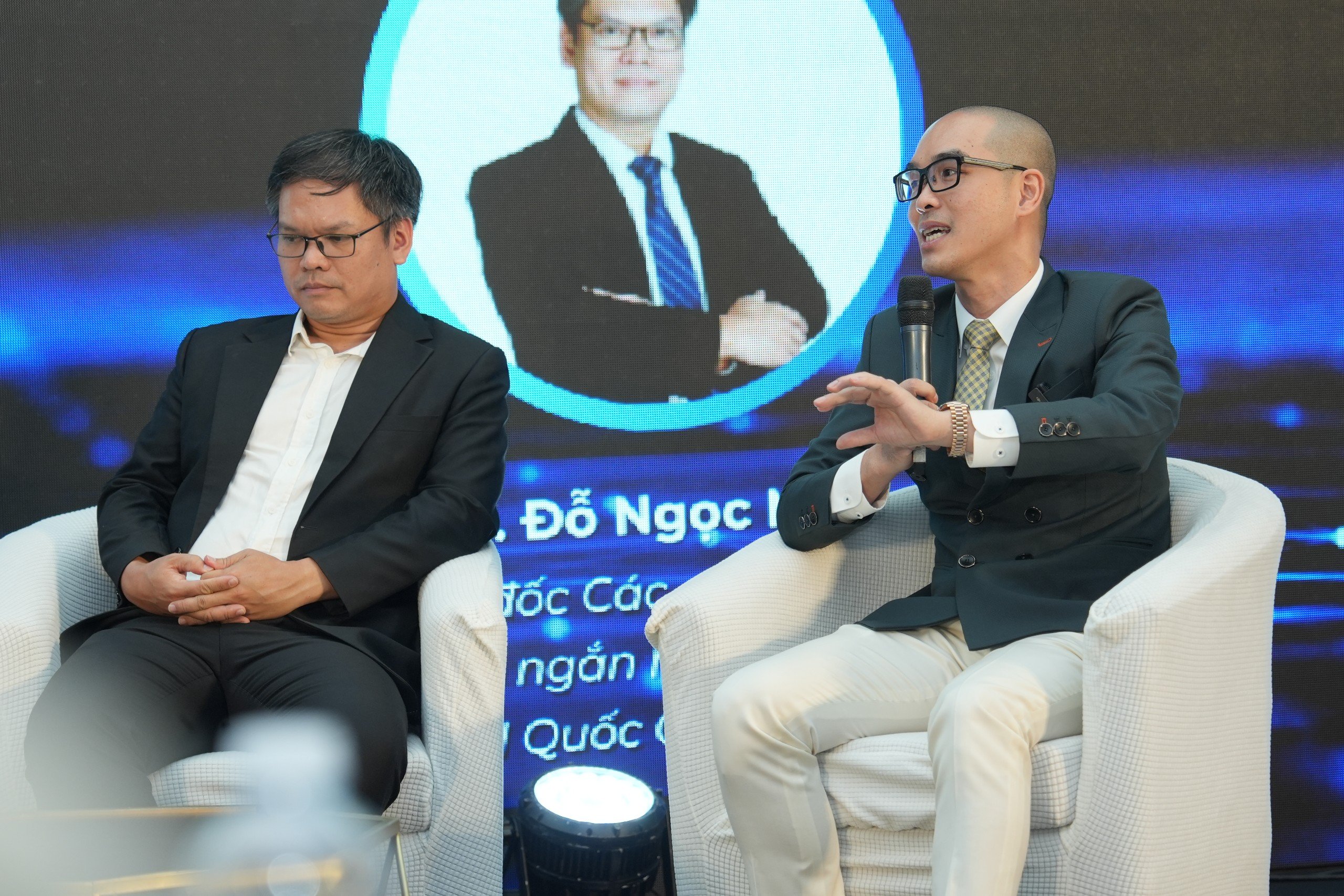 Nhà sáng lập quỹ đầu tư VietCan Startup, ông Jackie Thái (bên phải) chia sẻ